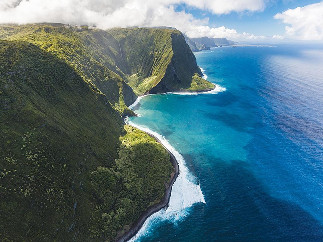 ​Molokai, Hawaii, Mỹ là nơi có những vách đá ven biển cao nhất thế giới.